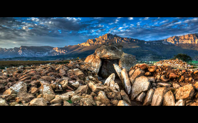 La fotografía de paisaje se centra en todo el entorno natural Fotografía de paisaje: Dólmenes de Laguardia | Fuente: www.laguardia-alava.com