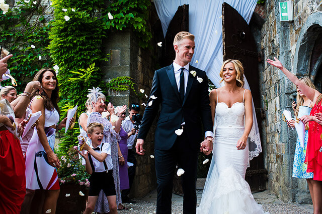 Fotógrafos Europeos de bodas como David Pullum Novios a la salida de una iglesia