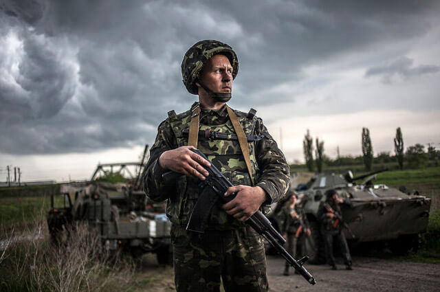 Fotógrafos Europeos: El Fotoperiodismo de Maysun Soldado delante de un tanque