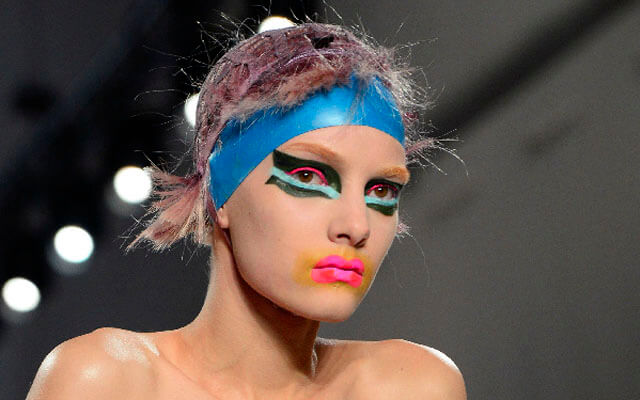 maquillaje fluor de Maison Margiela para John Galliano Maquillaje en la pasarela: John Galliano