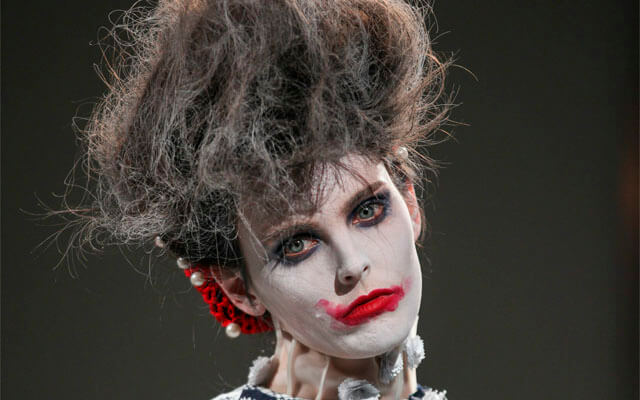 Maquillaje estilo Jocker y peinado inspirado en Eduardo Manostijeras Maquillaje en la pasarela: Thom Browne