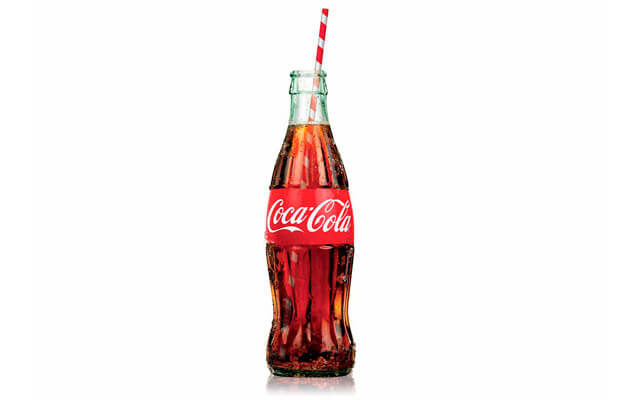 Botella de Coca sobre fondo blanco Tipos de iluminación: ejemplo fotografía de producto